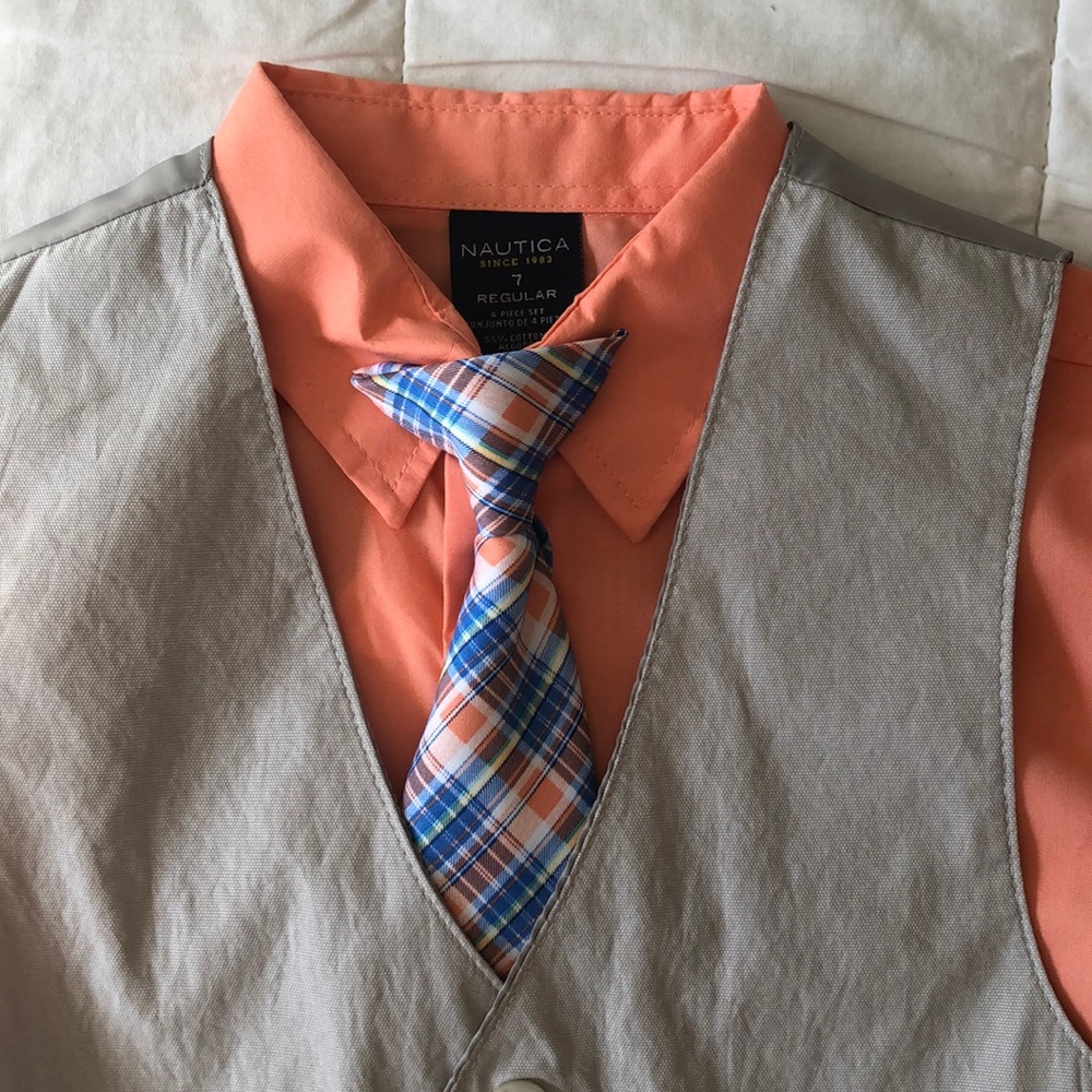Boys 4-piece suit. Size 7. Náutica.